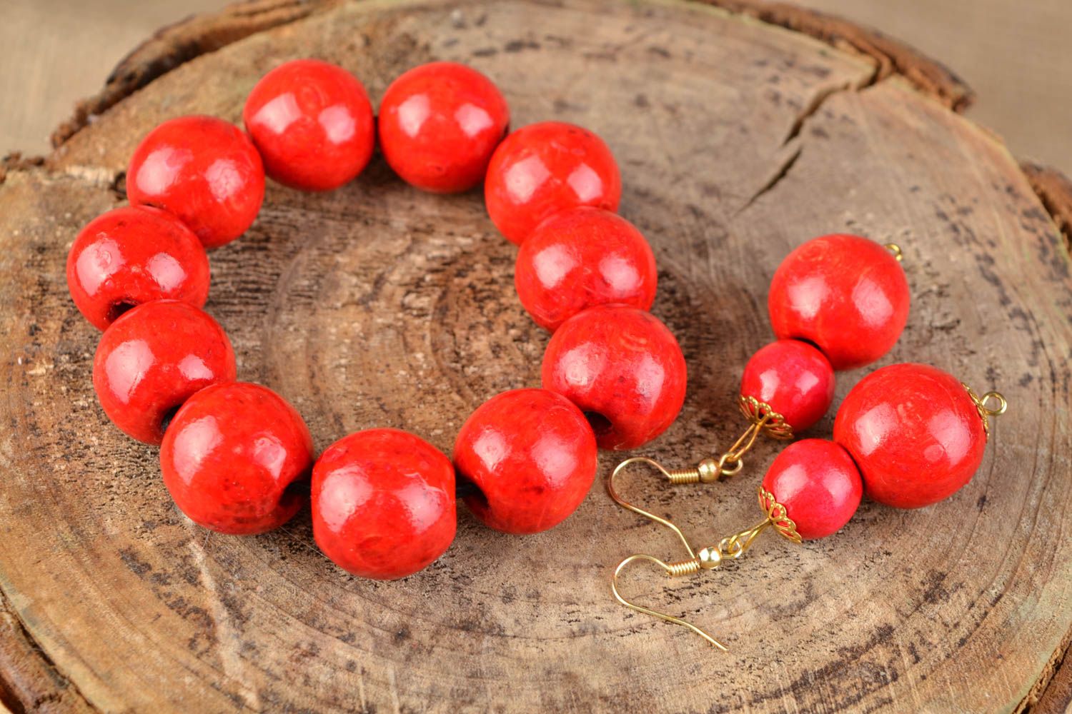 Комплект украшений из дерева красный красивый серьги и браслет фото 1