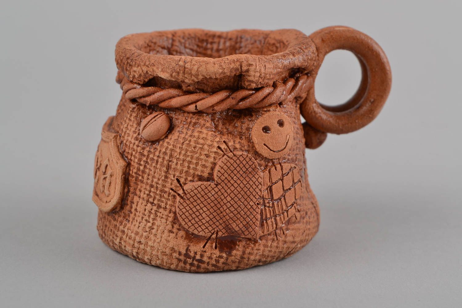 Taza de cerámica para café artesanal original decorada de arcilla marrón  foto 3