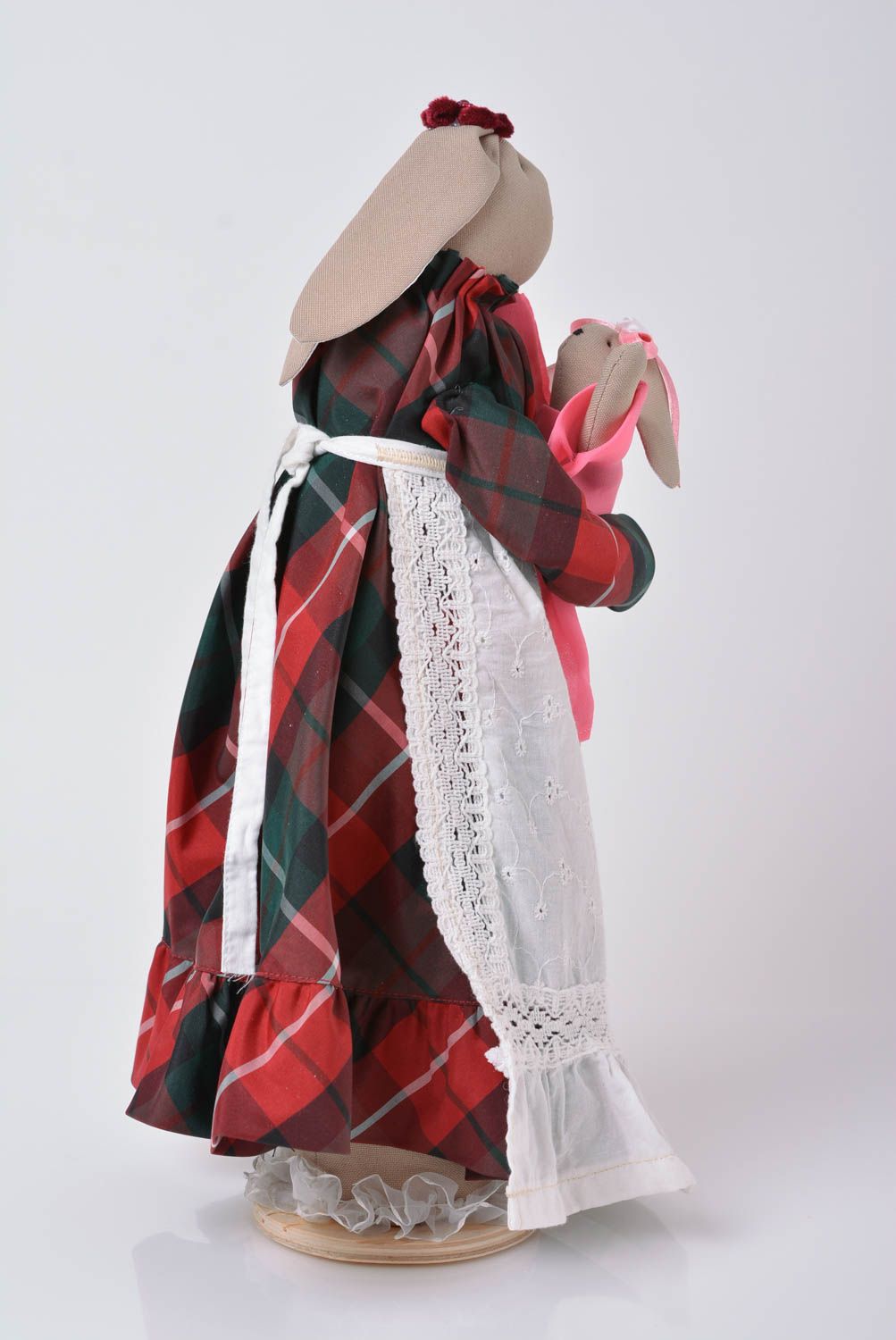 Peluche décorative faite main hase-mère en coton sur support jouet de design photo 5