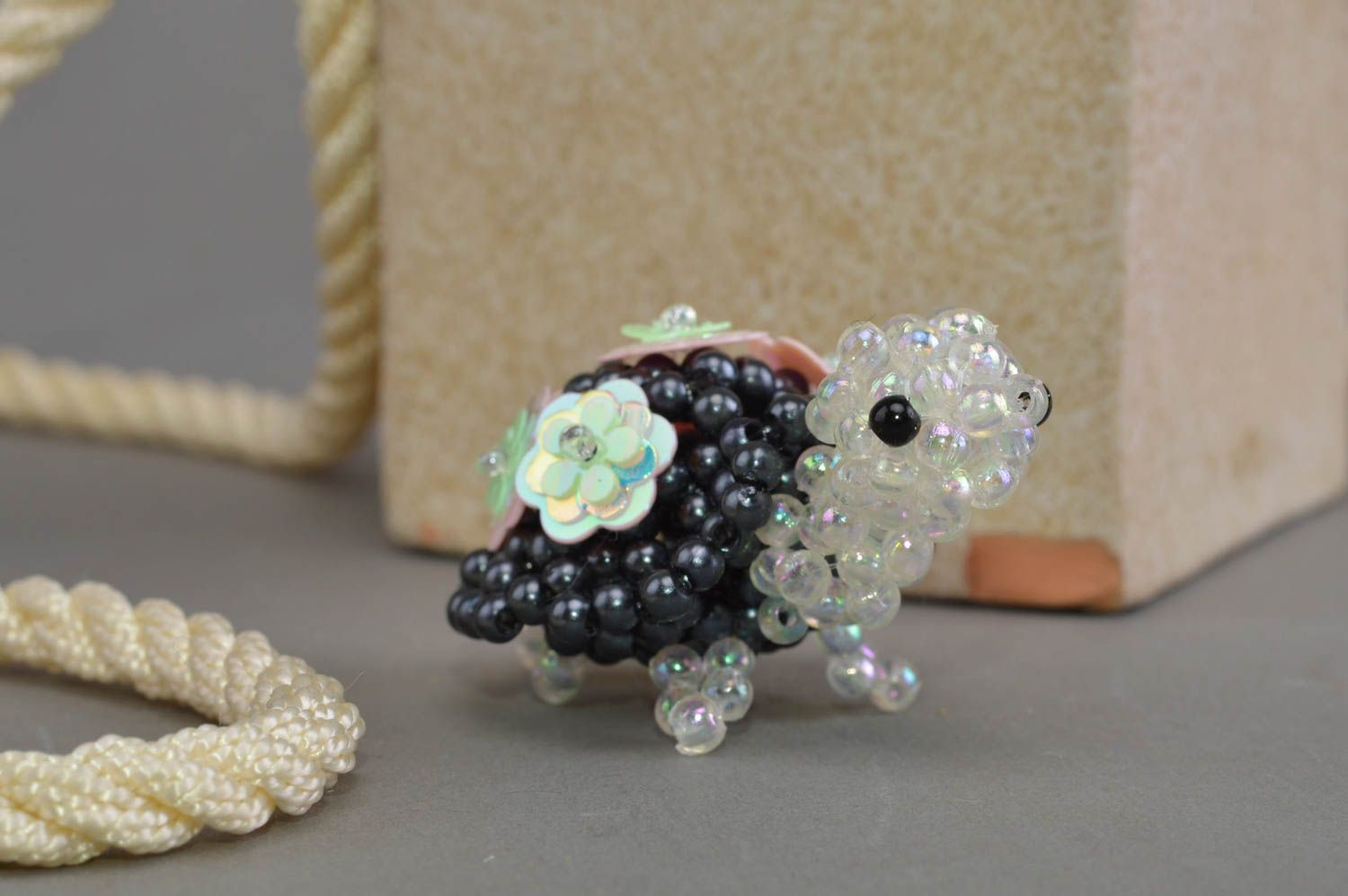 Handmade miniature figurine woven of beads small turtle interior decoration photo 1