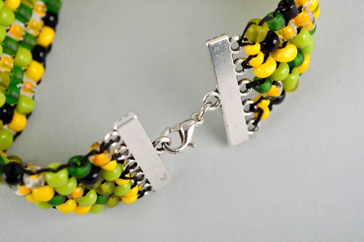 Bracelet perles de rocaille Bijou fait main vert-jaune-noir Cadeau pour femme photo 4