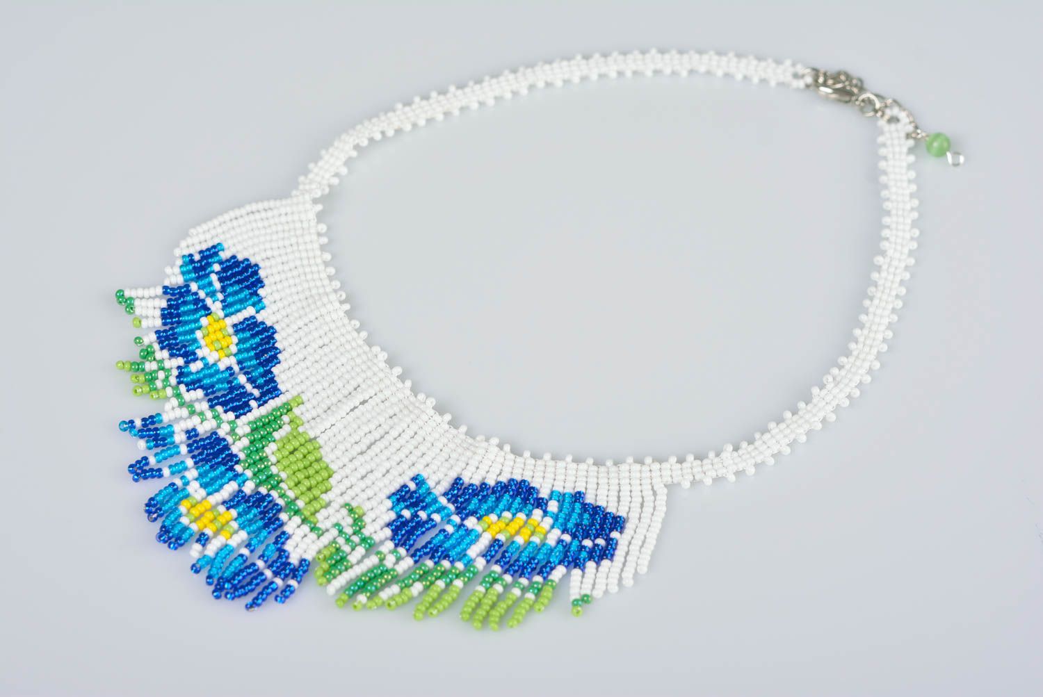 Ожерелье из бисера колье бахрома ручной работы с синими цветами на белом фото 3