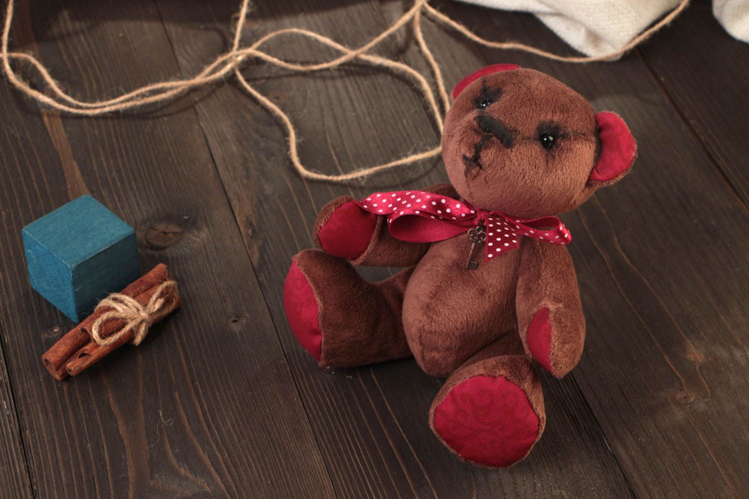 Osito de peluche marrón con lazo burdeos juguete artesanal original para niños foto 1