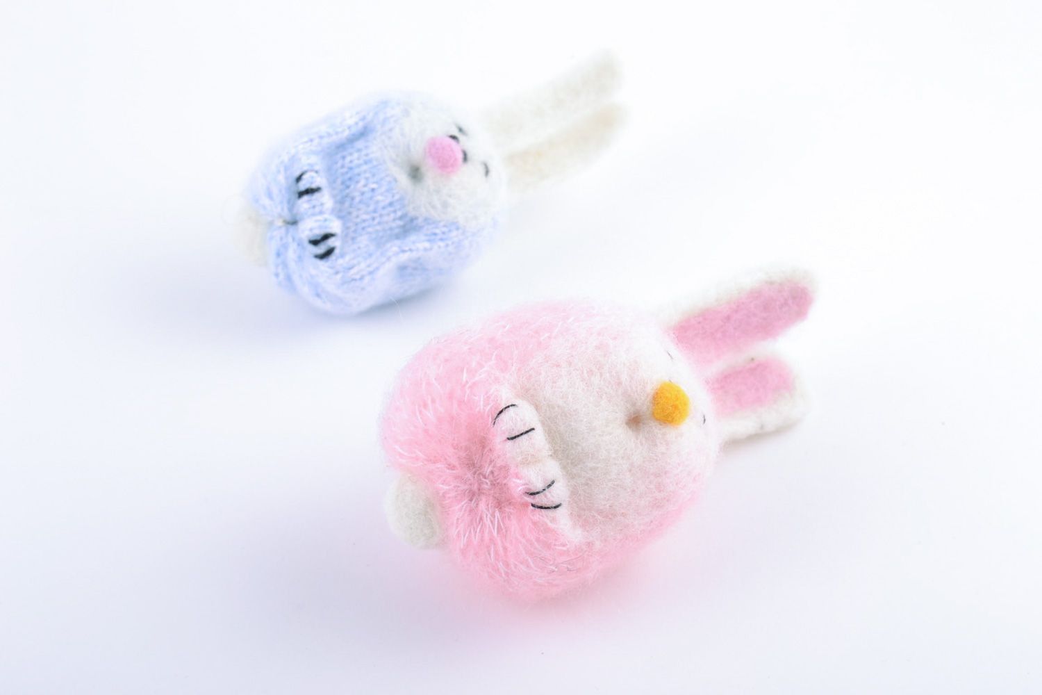 Набор вязаных игрушек 2 штуки зайцы розовый и голубой для детей  фото 4