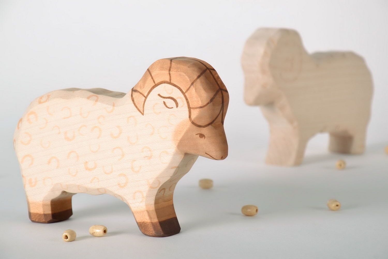 Figurine mouton faite main Statuette design en bois Décoration d'intérieur photo 2