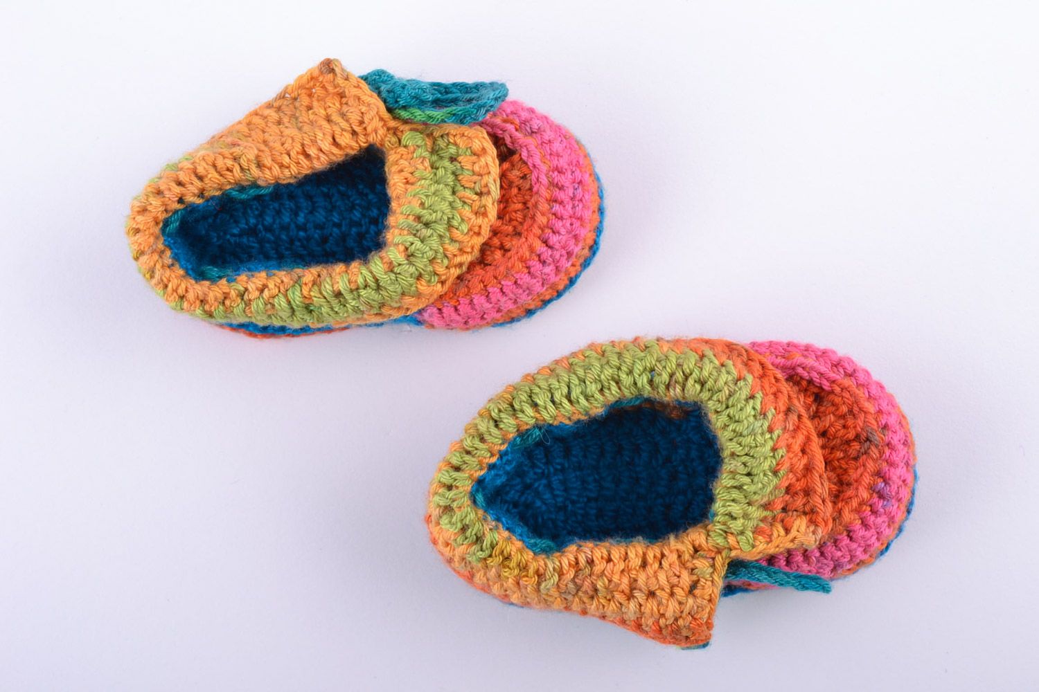 Яркие маленькие вязаные туфельки крючком из шерсти ручной работы для ребенка фото 4