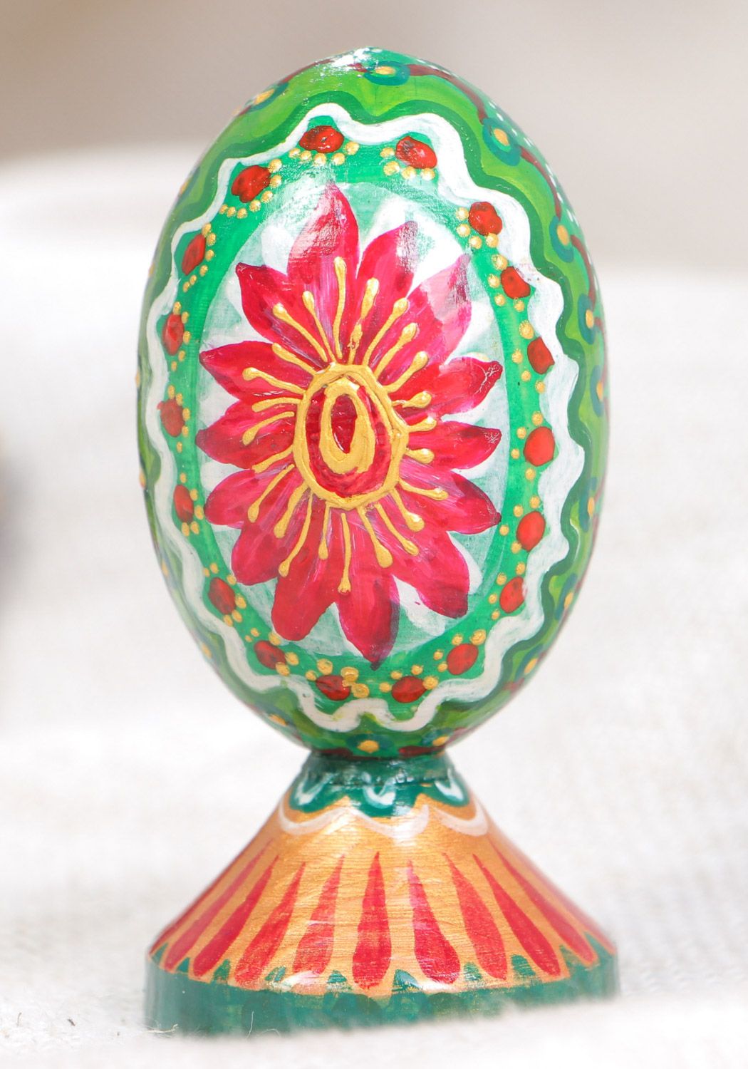 Huevo de Pascua decorativo pintado de madera vistoso multicolor en soporte artesanal foto 1