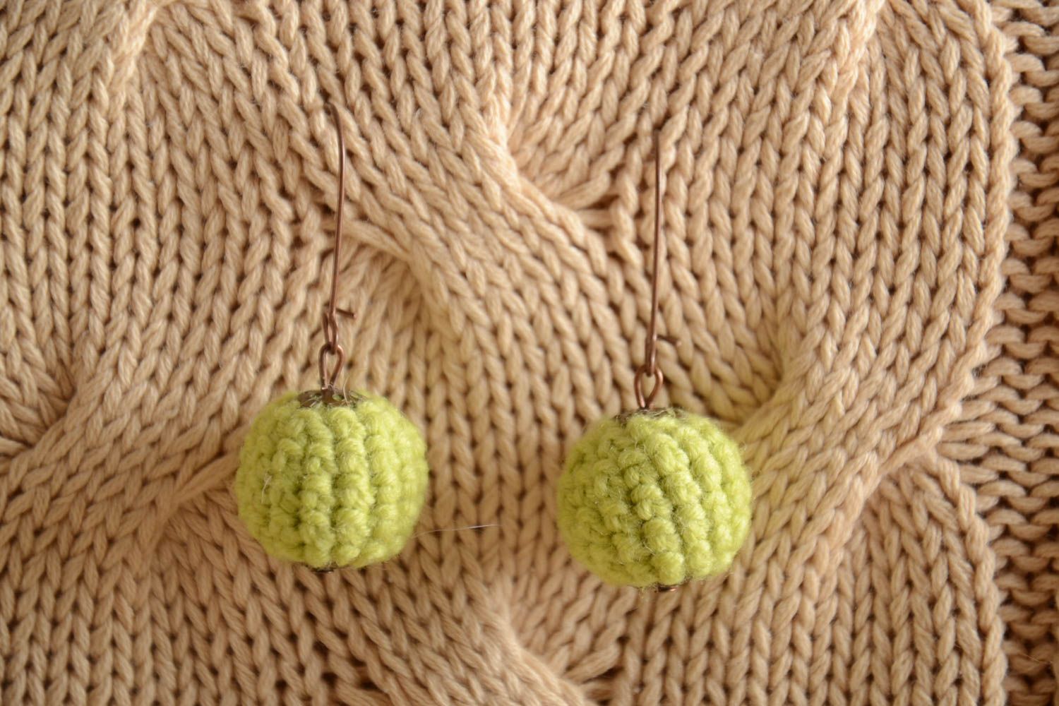 Boucles d'oreilles boules vertes recouvertes de fils en coton faites main photo 1