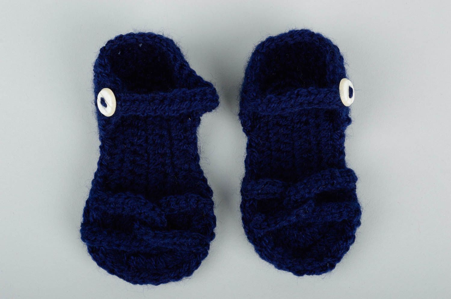 Chaussons bébé faits main Sandales bébé bleu foncé tricotés Vêtement bébé photo 1