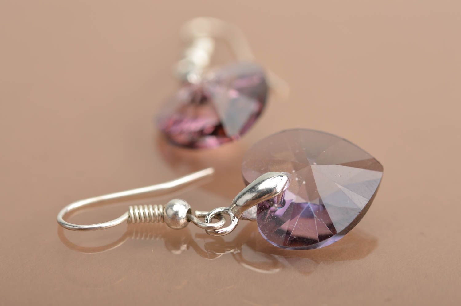 Lange lila handgemachte Herzen Ohrringe aus österreichischen Kristallen  foto 4
