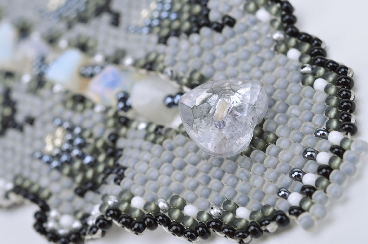 Bracelet en perles de rocaille tchèques fait main gris original pour femme photo 4