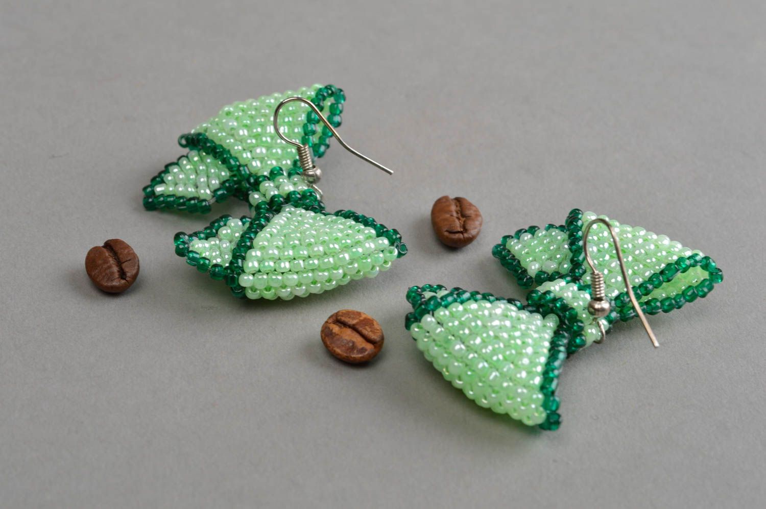 Geflochtene schöne handgemachte Glasperlen Ohrringe Schleifen in Grün für Damen foto 1