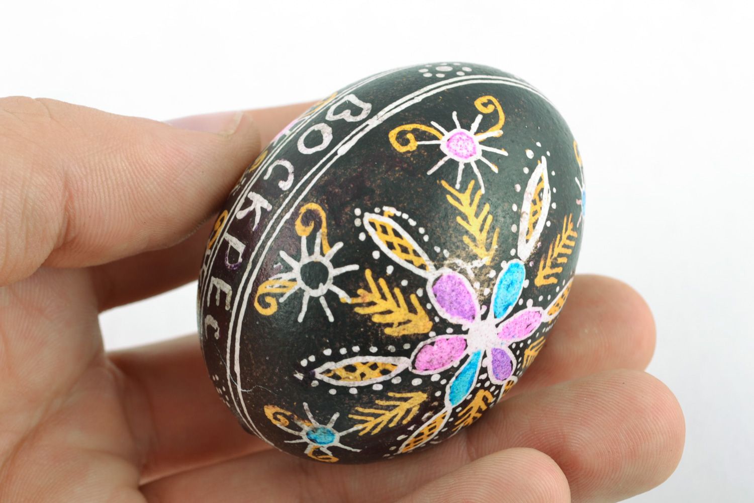 Пасхальное яйцо с восковой росписью черное с цветами фото 2