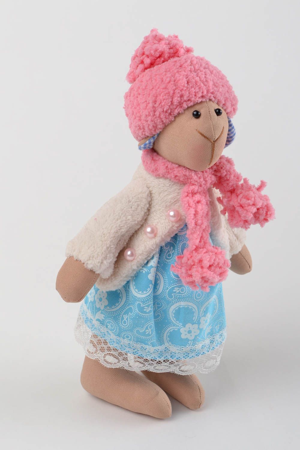Интерьерная мягкая игрушка овечка ручной работы в розовом берете для декора фото 3