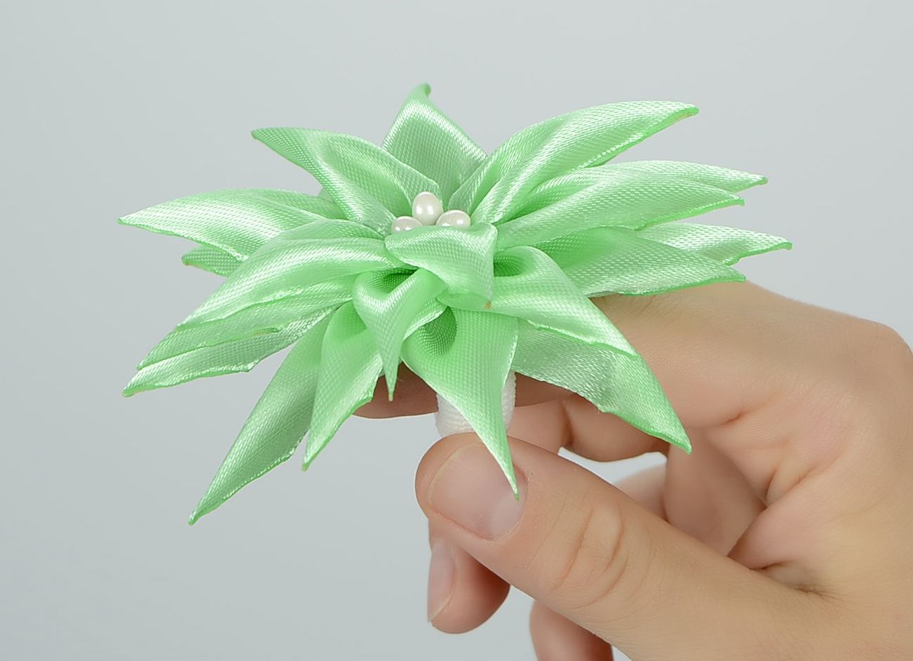 Grüner Haargummi mit Blume aus Seide foto 4