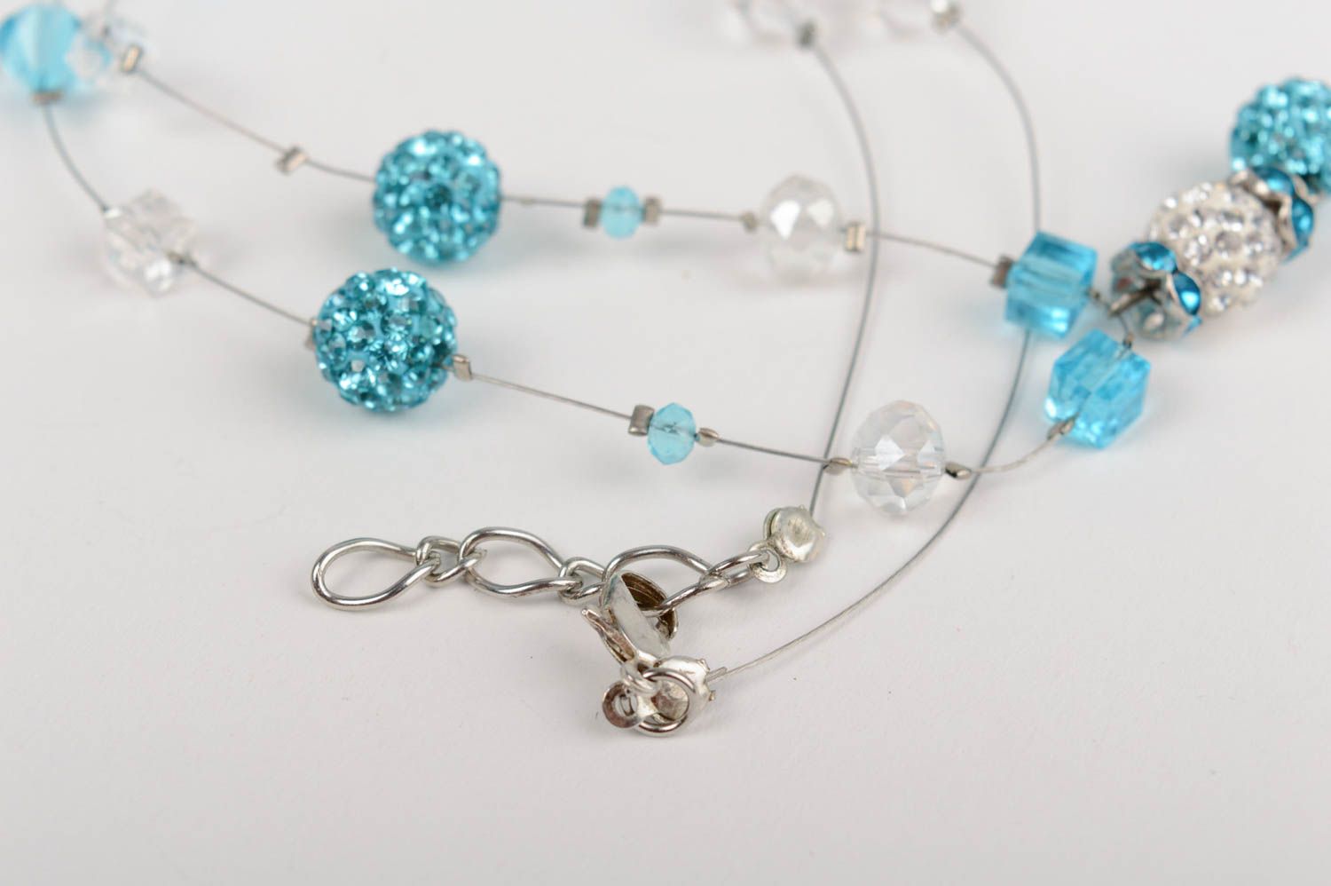 Handmade Halskette aus Kristall Perlen und Strasssteinen für leichten Look foto 3