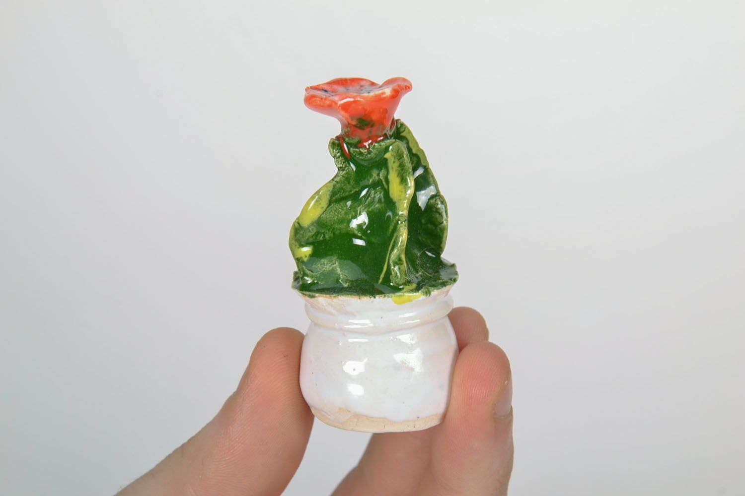Estatueta de argila feita à mão em forma de uma flor foto 2