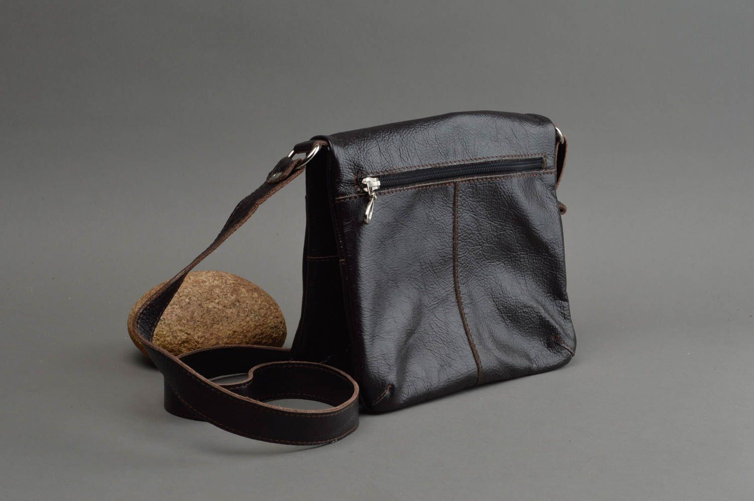 Bolso de cuero negro hecho a mano bolso al hombro original accesorio unisex  foto 1