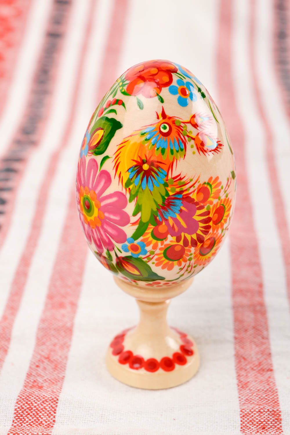 Пасхальное яйцо ручной работы пасхальный декор деревянное яйцо на подставке фото 1