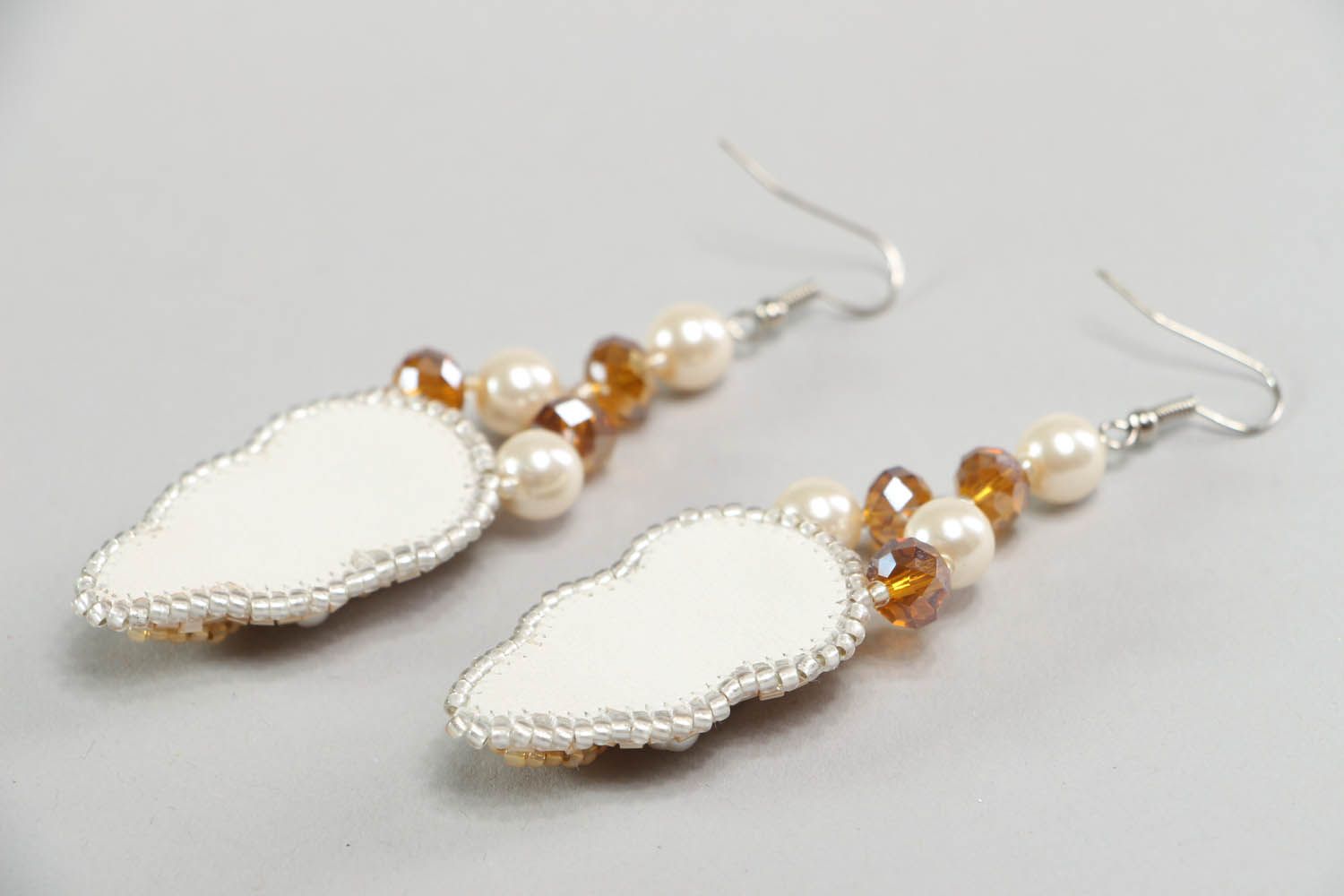 Orecchini con perla fatti a mano lunghi accessorio originale bello da donna foto 3