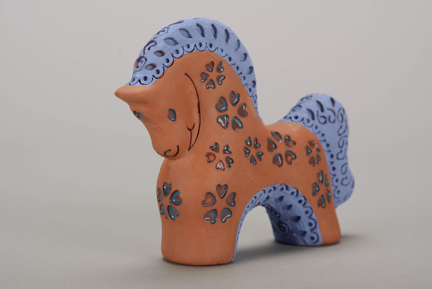 Глиняная лошадка с голубыми сердечками фото 1