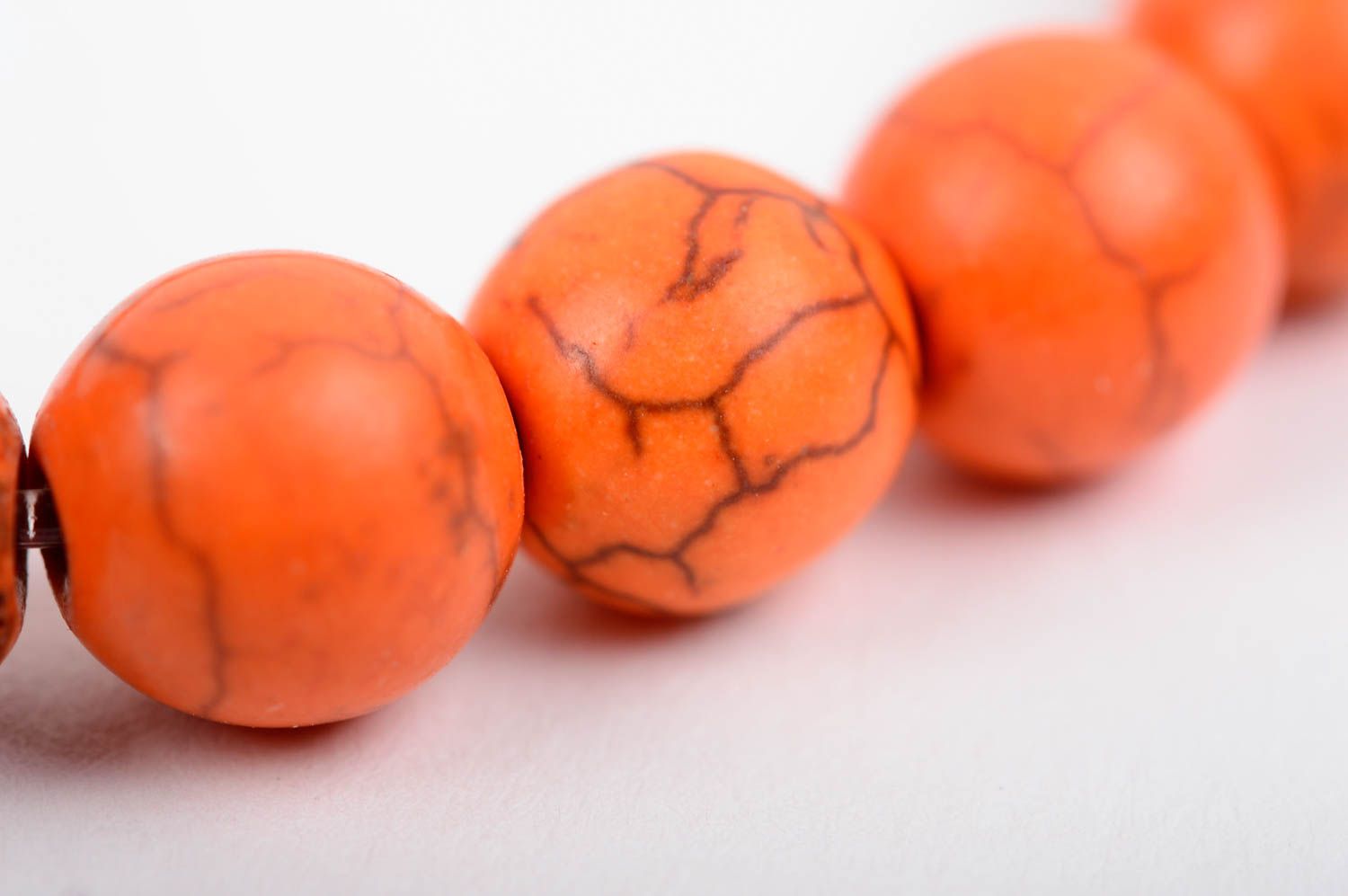 Bracelet orange en pierres naturelles fait main avec éléments métalliques photo 5