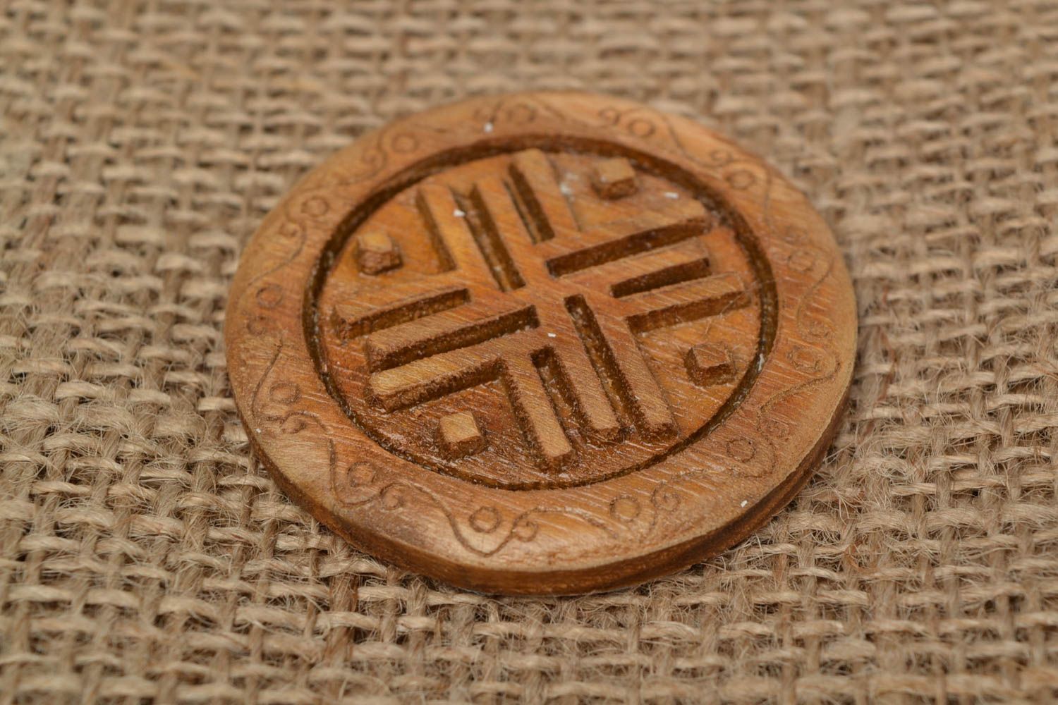 Amulette faite main sculptée en bois de chêne ronde avec symbole slave Voyageur photo 1