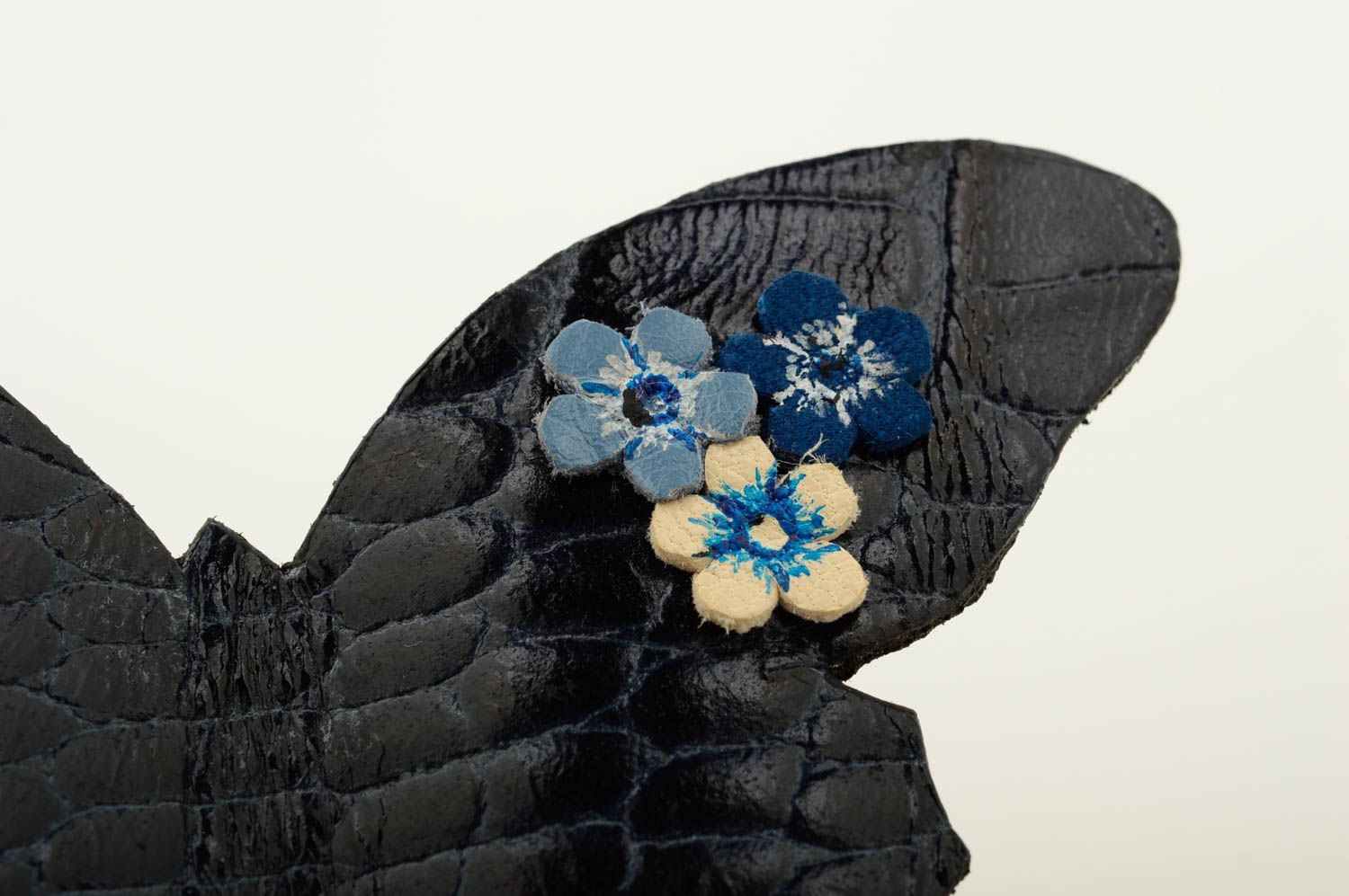 Broche noire faite main Bijou en cuir papillon design original Cadeau femme photo 4