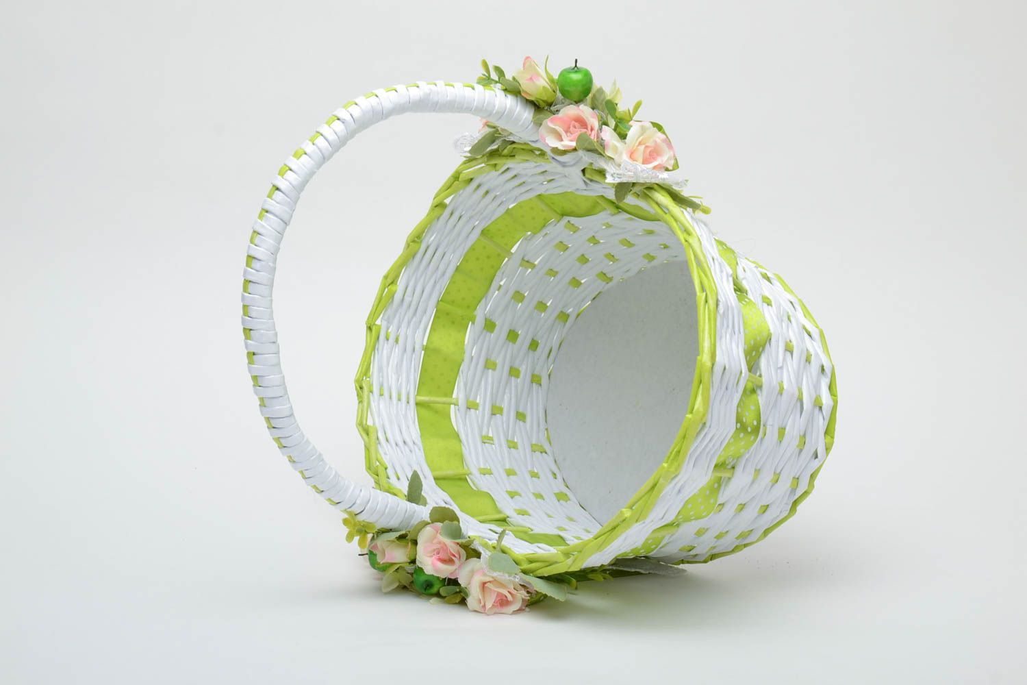 Panier tressé en papier décoré de fleurs photo 3