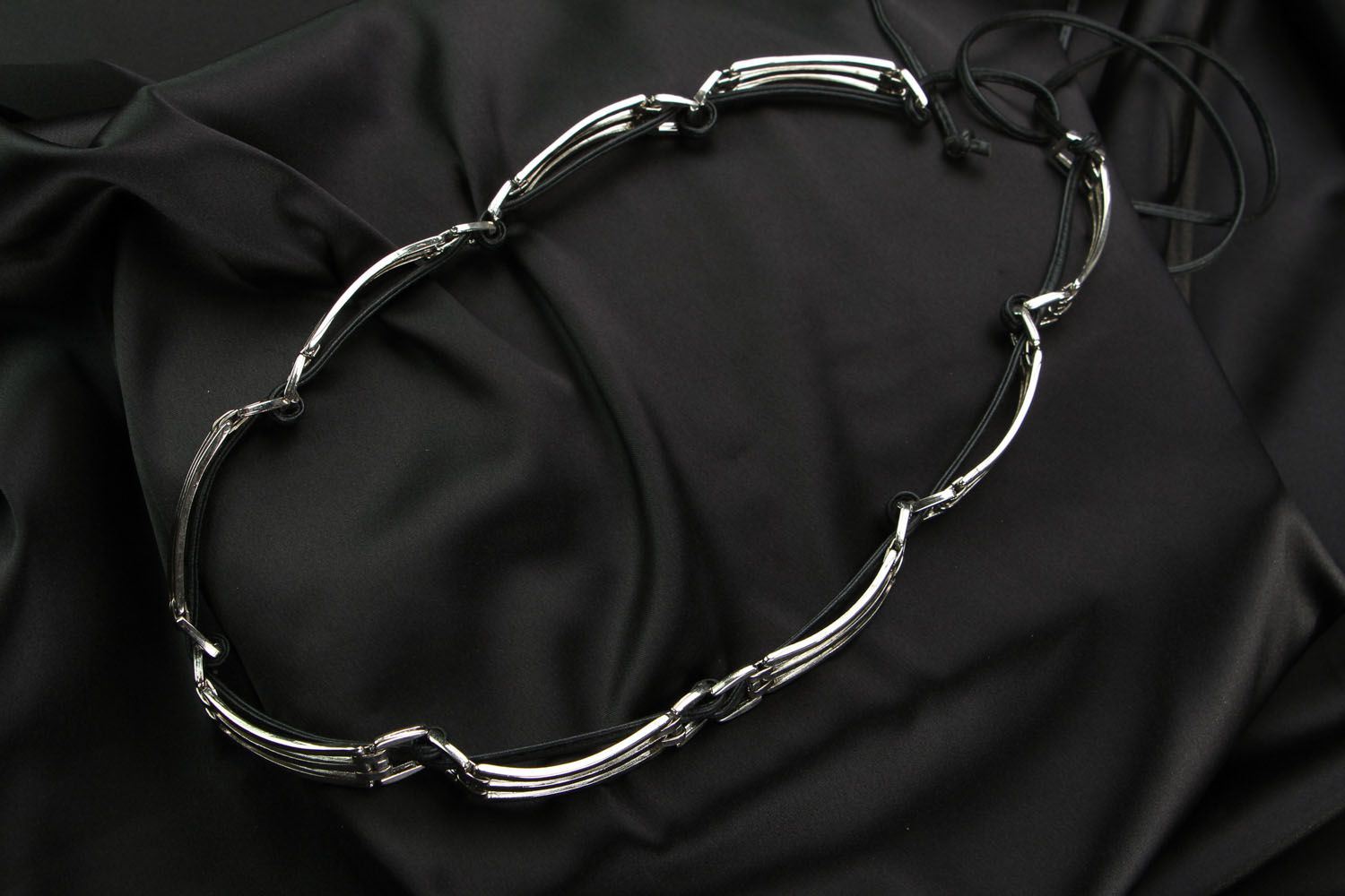 Cinturón de metal en cordón de cuero foto 1