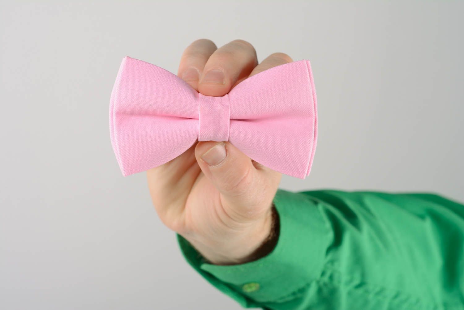 Gravata borboleta de cor rosa clara feita de tecido de gabardine foto 5