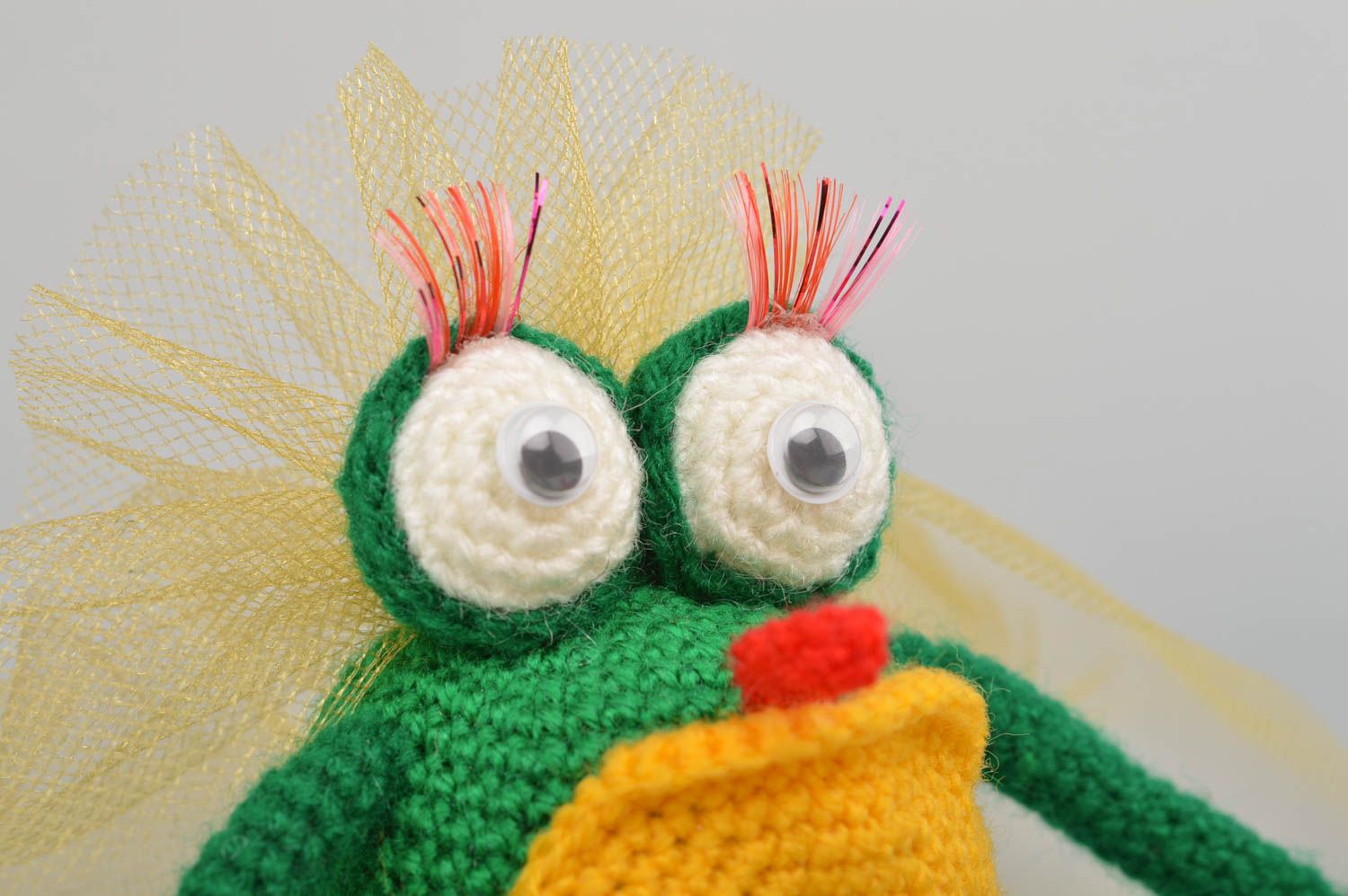 Смешная авторская вязаная игрушка лягушка зеленая с желтым ручной работы фото 3
