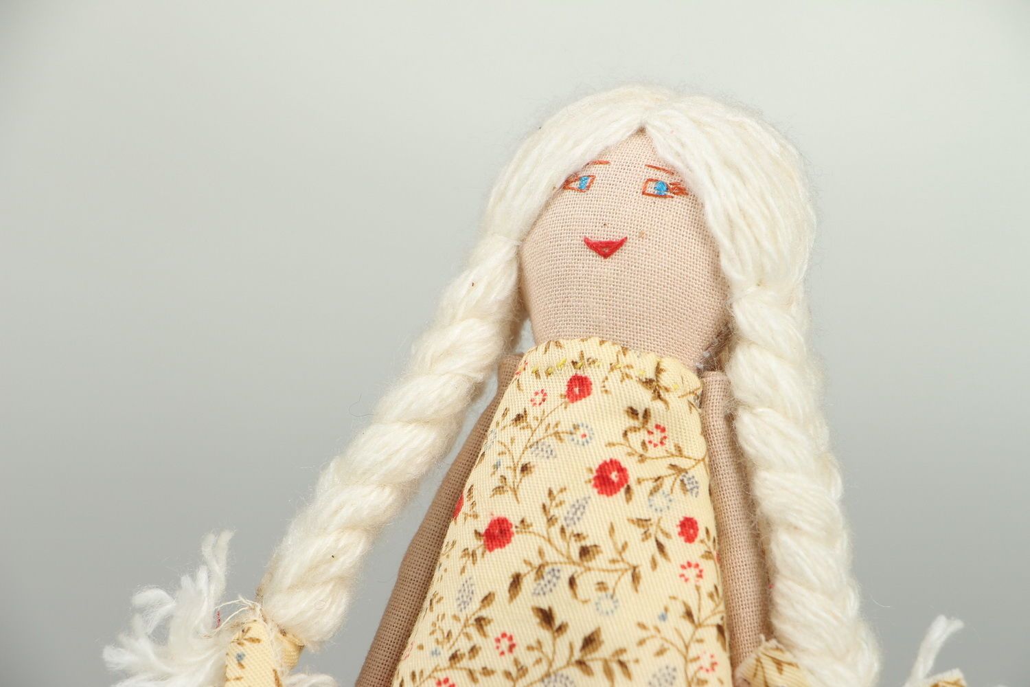 Puppe aus Baumwolle im Sommerkleid foto 3