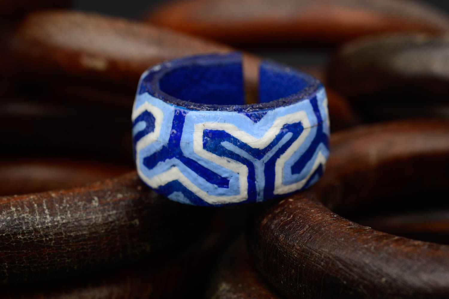 Кольцо ручной работы необычное украшение кожаный аксессуар синий с росписью фото 1