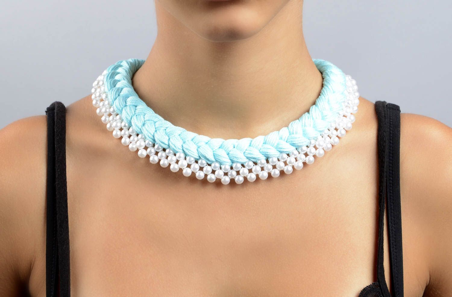 Collier textile Bijou fait main bleu ciel avec fausses perles Cadeau femme photo 5