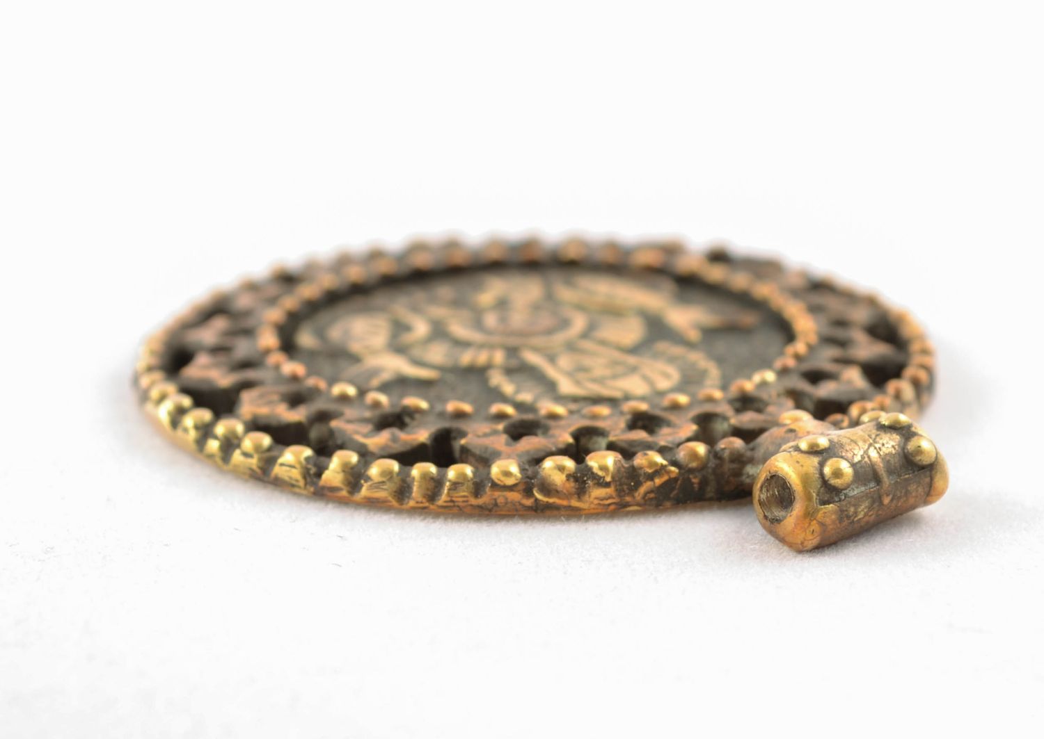 Amuleto zgard fatto a mano a forma rotonda di bronza accessorio originale  foto 3
