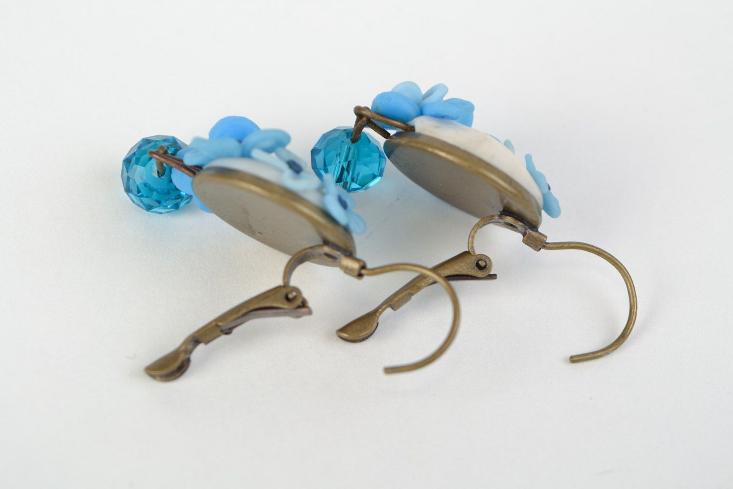 Pendientes originales hechos a mano de arcilla polimérica con flores azules foto 5