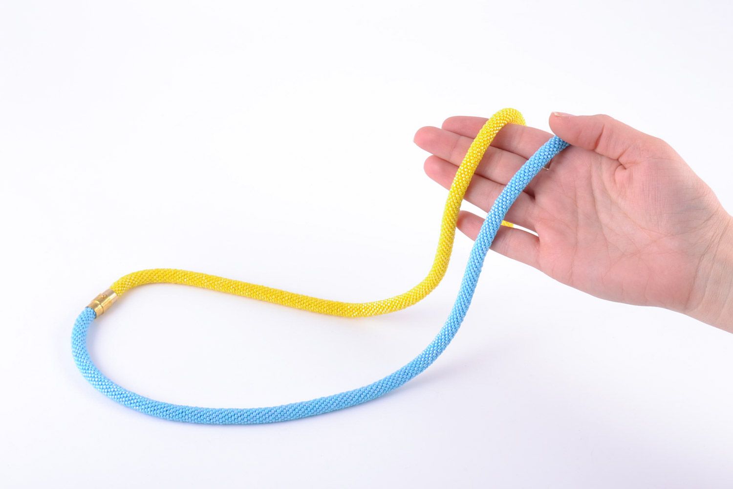 Schöner künstlerischer handgemacher Halsschmuck aus Glasperlen hellblau und gelb foto 2