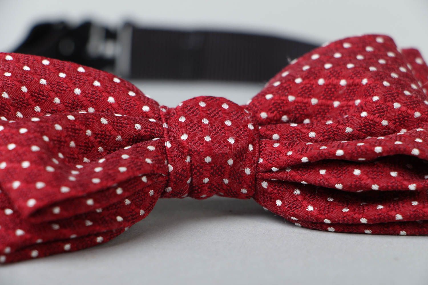 Elegant claret bow tie with dots photo 3
