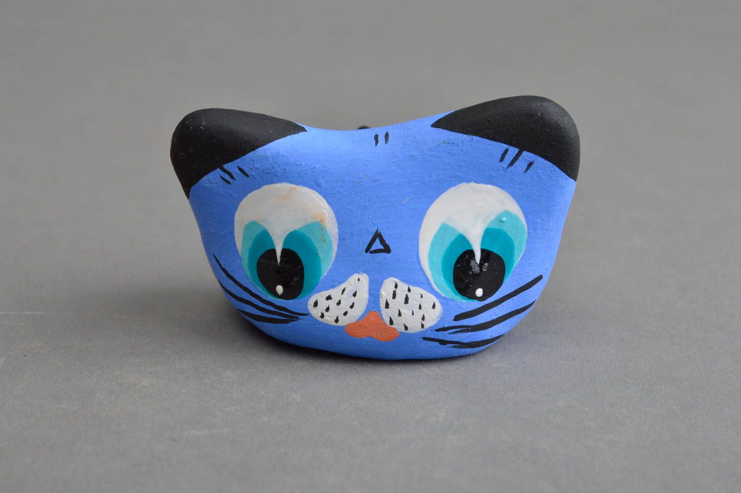 Синий керамический сувенир ручной работы из красной глины кот в цветочках фото 2