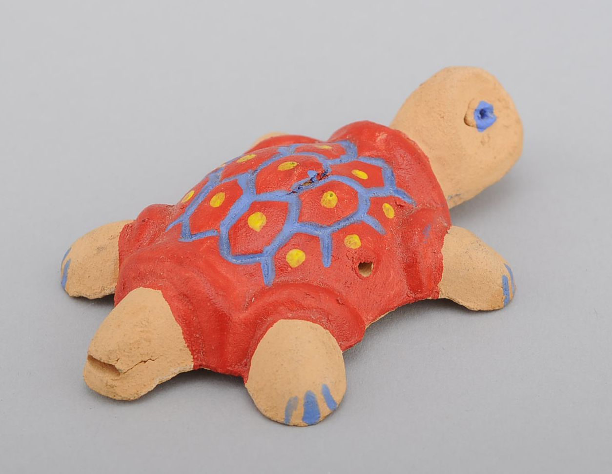 Apito de argila em forma de tartaruga feito à mão foto 3