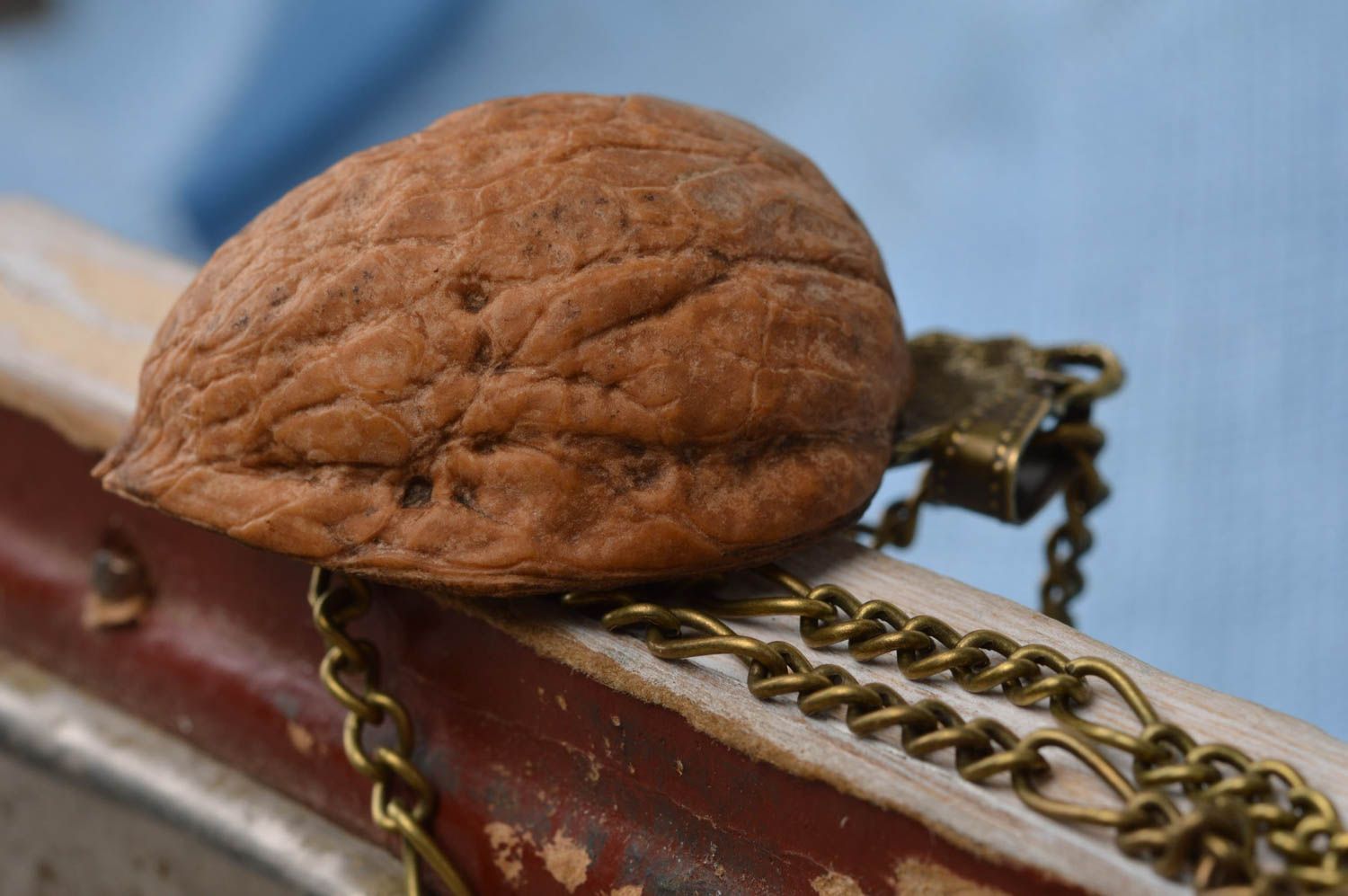 Подвеска из ореха с металлической рукой светящаяся ручной работы Рука в душе фото 3