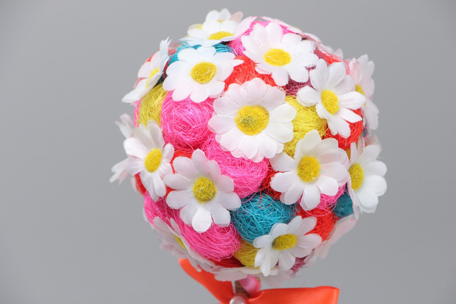 Árbol de felicidad artesanal de materiales naturales de sisal y cintas de raso con flores  foto 3