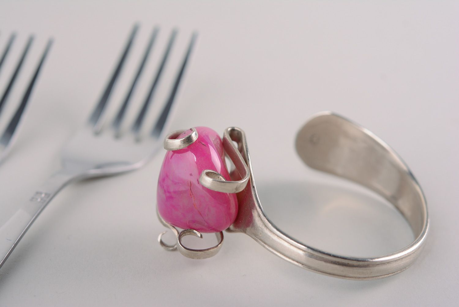 Bracelet en fourchette fait main original avec pierre naturelle de couleur rose photo 1