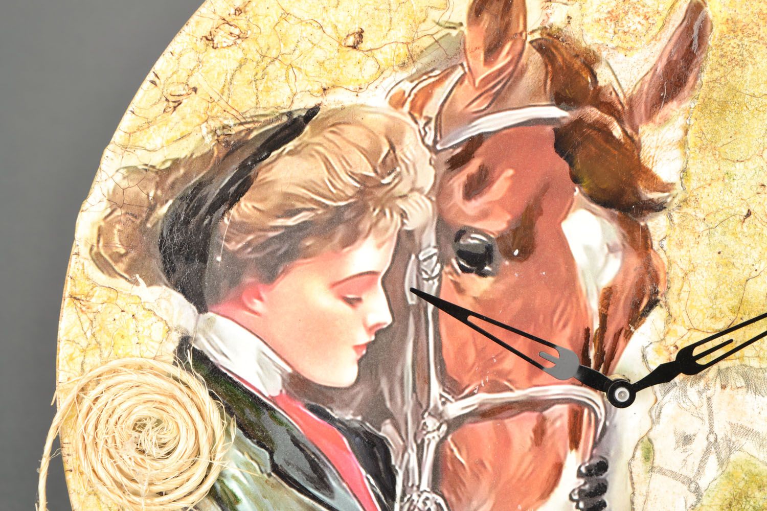 Часы в технике декупаж Девушка с лошадью фото 3
