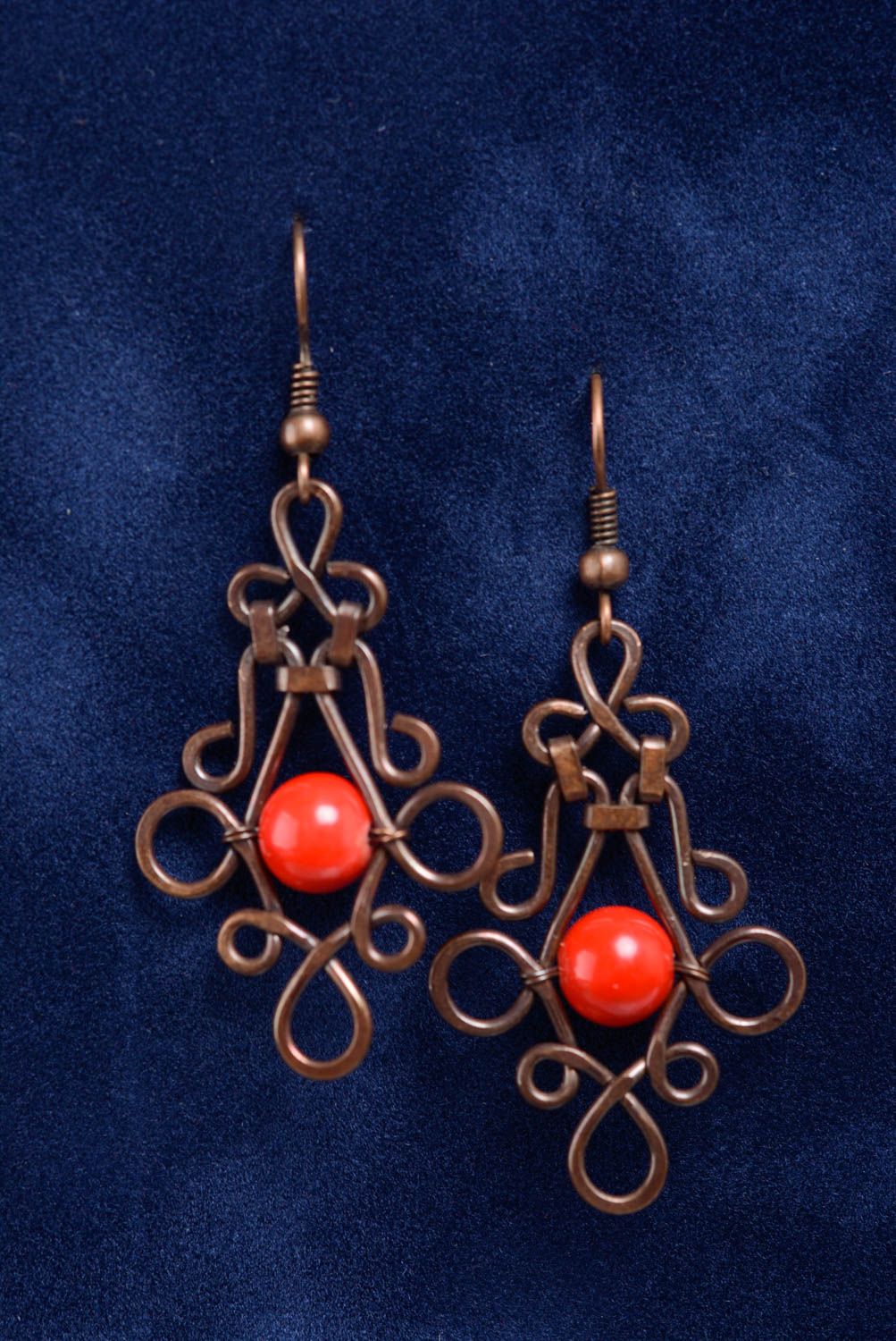 Boucles d'oreilles en cuivre faites main wire wrapping avec perles en plastique  photo 1