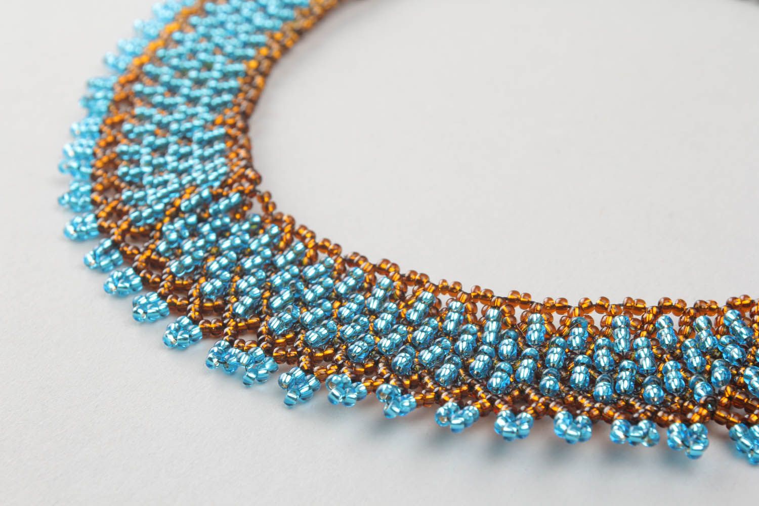 Collier bleu en perles de rocaille tchèques  photo 4