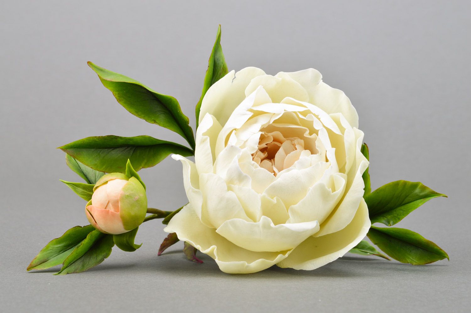 Цветок пиона из полимерной глины ручной работы белый крупный декоративный фото 3