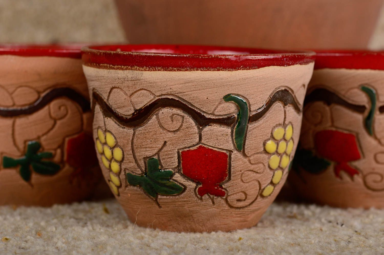 Vasos y jarro de cerámica artesanales accesorios de cocina elementos decorativos foto 3