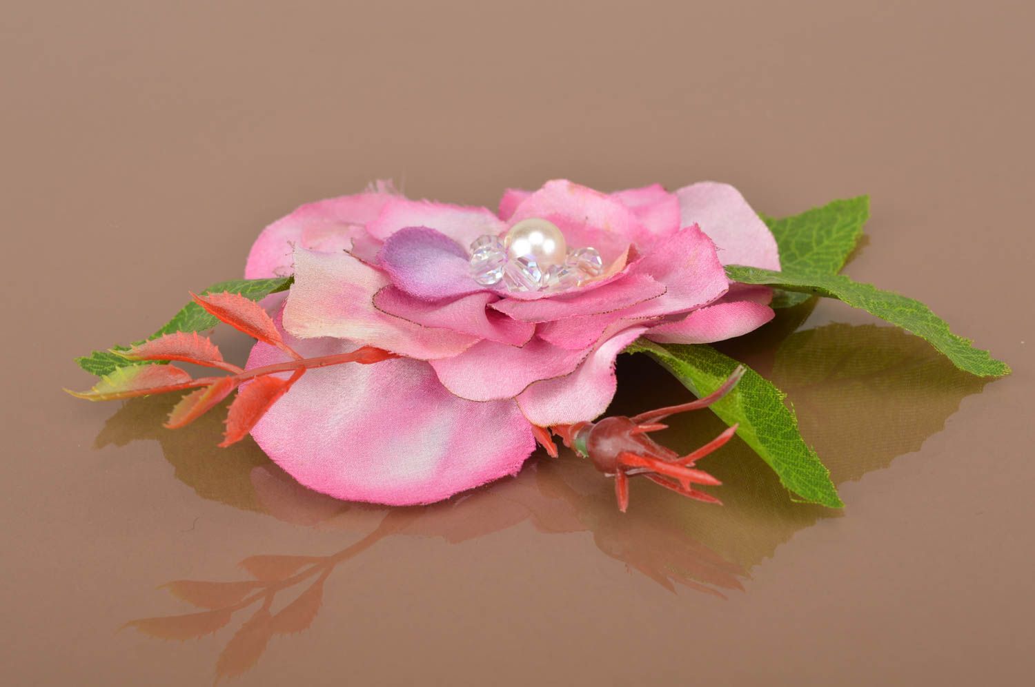 Брошь цветок из ткани в виде розы розовая с бусинами красивая ручной работы фото 2